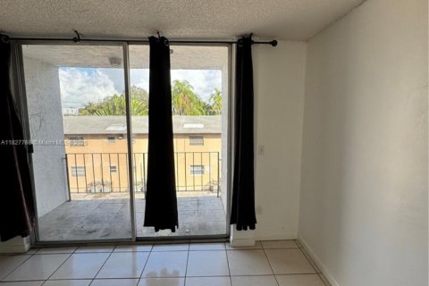 Condominio en venta en North Miami, Florida, 1 dormitorio, 72.37 m2 № 1938516 - foto 3