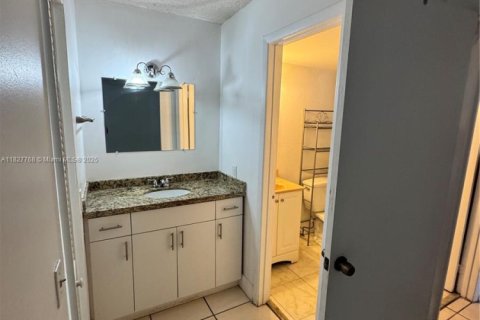 Condominio en venta en North Miami, Florida, 1 dormitorio, 72.37 m2 № 1938516 - foto 15