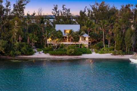 House in Longboat Key, Florida 4 bedrooms, 252.79 sq.m. № 2223289