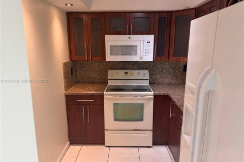 Condo in Miami, Florida, 2 bedrooms  № 2033105 - photo 2