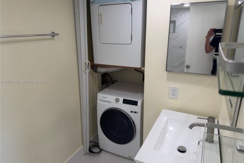 Condo in Miami, Florida, 2 bedrooms  № 2033105 - photo 12