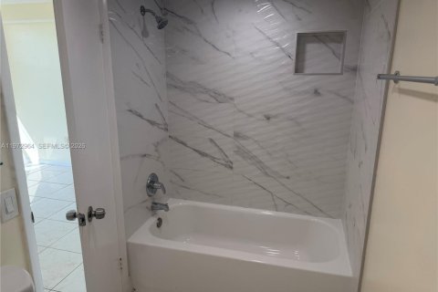 Condo in Miami, Florida, 2 bedrooms  № 2033105 - photo 5