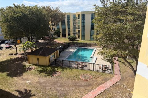 Condo in Miami, Florida, 2 bedrooms  № 2033105 - photo 13