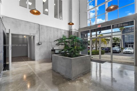 Propiedad comercial en venta en Miami, Florida № 2000840 - foto 2
