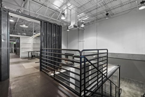 Propiedad comercial en venta en Miami, Florida № 2000840 - foto 21