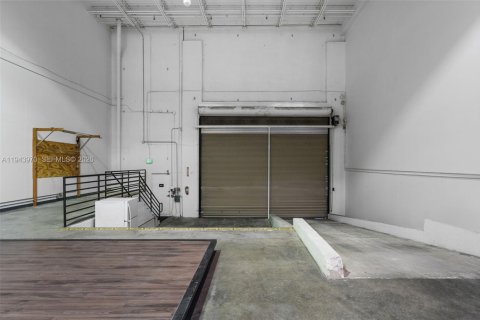 Propiedad comercial en venta en Miami, Florida № 2000840 - foto 14