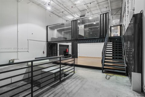 Propiedad comercial en venta en Miami, Florida № 2000840 - foto 12