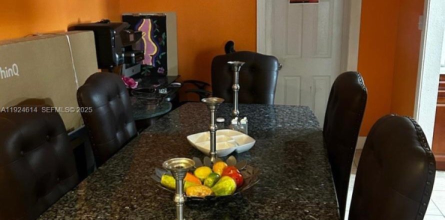 House in Lauderhill, Florida 5 bedrooms, 140.1 sq.m. № 2039292