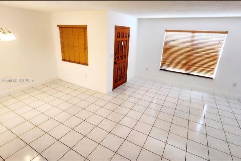 Townhouse in Sweetwater, Florida 3 bedrooms, 163.51 sq.m. № 1965624 - photo 4