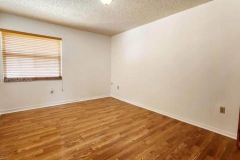 Townhouse in Sweetwater, Florida 3 bedrooms, 163.51 sq.m. № 1965624 - photo 12