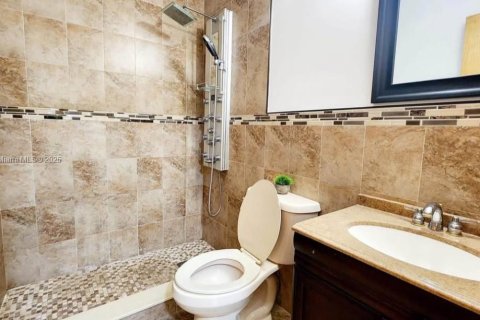 Townhouse in Sweetwater, Florida 3 bedrooms, 163.51 sq.m. № 1965624 - photo 10