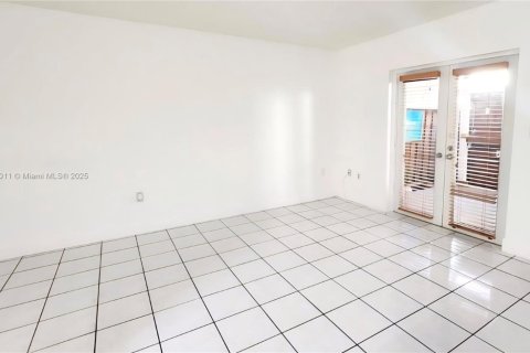 Townhouse in Sweetwater, Florida 3 bedrooms, 163.51 sq.m. № 1965624 - photo 5