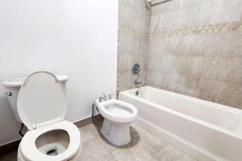 Townhouse in Sweetwater, Florida 3 bedrooms, 163.51 sq.m. № 1965624 - photo 15