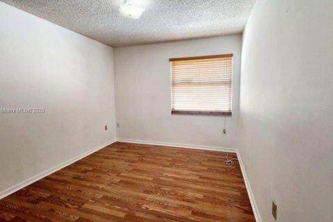 Townhouse in Sweetwater, Florida 3 bedrooms, 163.51 sq.m. № 1965624 - photo 11