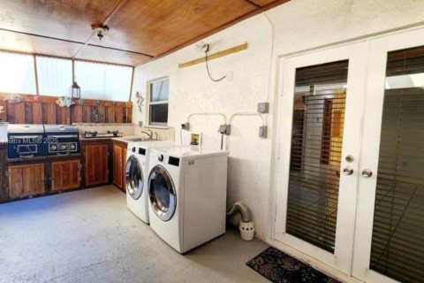 Townhouse in Sweetwater, Florida 3 bedrooms, 163.51 sq.m. № 1965624 - photo 14