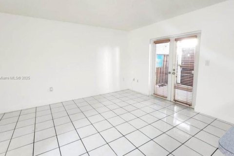 Townhouse in Sweetwater, Florida 3 bedrooms, 163.51 sq.m. № 1965624 - photo 6