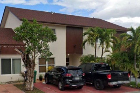 Townhouse in Sweetwater, Florida 3 bedrooms, 163.51 sq.m. № 1965624 - photo 1