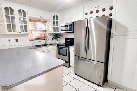 Townhouse in Sweetwater, Florida 3 bedrooms, 163.51 sq.m. № 1965624 - photo 2