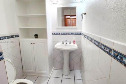 Townhouse in Sweetwater, Florida 3 bedrooms, 163.51 sq.m. № 1965624 - photo 16