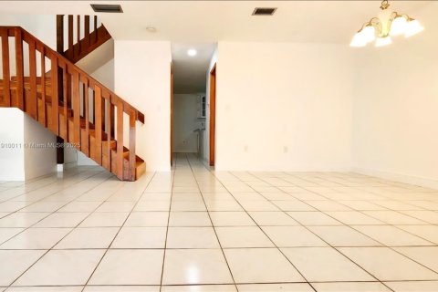 Townhouse in Sweetwater, Florida 3 bedrooms, 163.51 sq.m. № 1965624 - photo 3