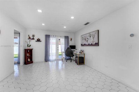 House in Miami, Florida 4 bedrooms, 167.04 sq.m. № 2043268 - photo 9