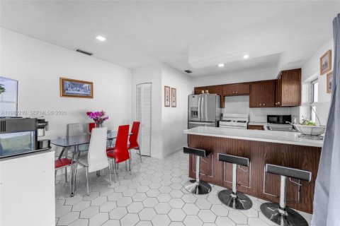 House in Miami, Florida 4 bedrooms, 167.04 sq.m. № 2043268 - photo 6