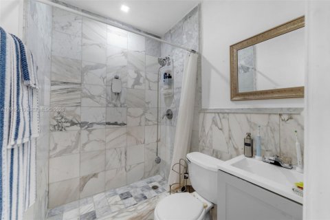House in Miami, Florida 4 bedrooms, 167.04 sq.m. № 2043268 - photo 24