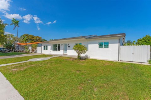 House in Miami, Florida 4 bedrooms, 167.04 sq.m. № 2043268 - photo 3