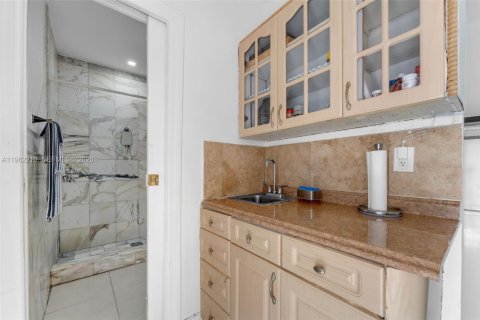 House in Miami, Florida 4 bedrooms, 167.04 sq.m. № 2043268 - photo 23