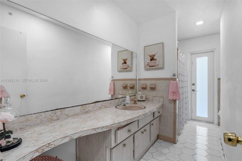 House in Miami, Florida 4 bedrooms, 167.04 sq.m. № 2043268 - photo 12