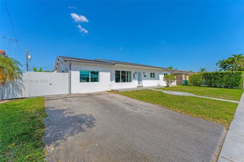 House in Miami, Florida 4 bedrooms, 167.04 sq.m. № 2043268 - photo 2