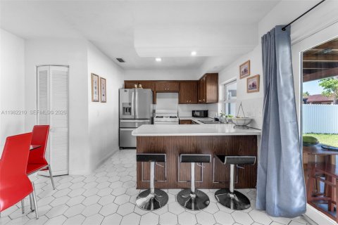 House in Miami, Florida 4 bedrooms, 167.04 sq.m. № 2043268 - photo 7