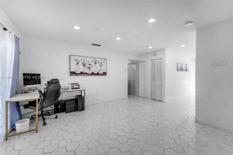 House in Miami, Florida 4 bedrooms, 167.04 sq.m. № 2043268 - photo 10