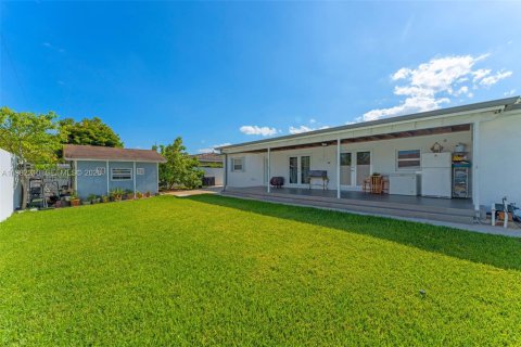 House in Miami, Florida 4 bedrooms, 167.04 sq.m. № 2043268 - photo 27