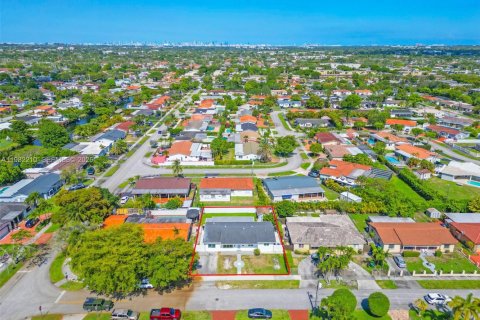 House in Miami, Florida 4 bedrooms, 167.04 sq.m. № 2043268 - photo 30