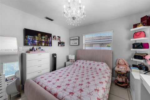 House in Miami, Florida 4 bedrooms, 167.04 sq.m. № 2043268 - photo 15