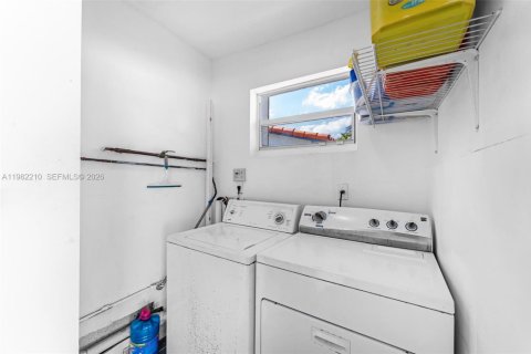 House in Miami, Florida 4 bedrooms, 167.04 sq.m. № 2043268 - photo 20