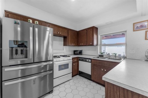 House in Miami, Florida 4 bedrooms, 167.04 sq.m. № 2043268 - photo 8