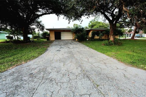 Casa en venta en Port Charlotte, Florida, 2 dormitorios, 151.9 m2 № 1915166 - foto 1