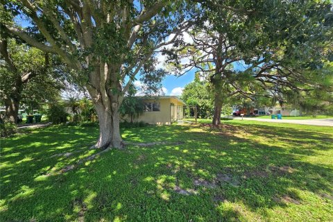 Casa en venta en Port Charlotte, Florida, 2 dormitorios, 151.9 m2 № 1915166 - foto 4