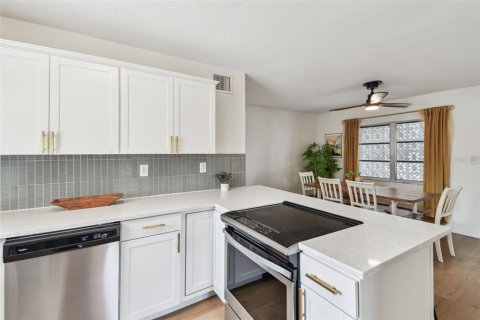 House in Saint Petersburg, Florida 3 bedrooms, 97.64 sq.m. № 1679715 - photo 9
