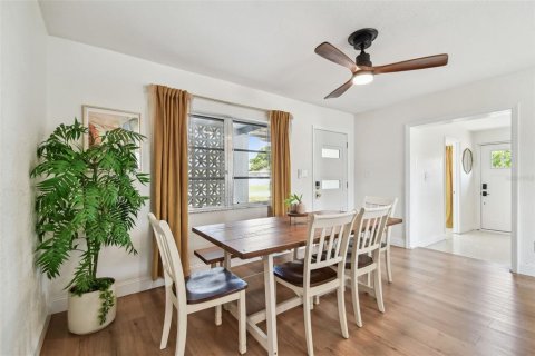 House in Saint Petersburg, Florida 3 bedrooms, 97.64 sq.m. № 1679715 - photo 12