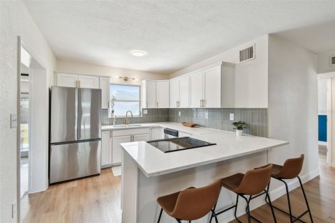 House in Saint Petersburg, Florida 3 bedrooms, 97.64 sq.m. № 1679715 - photo 7