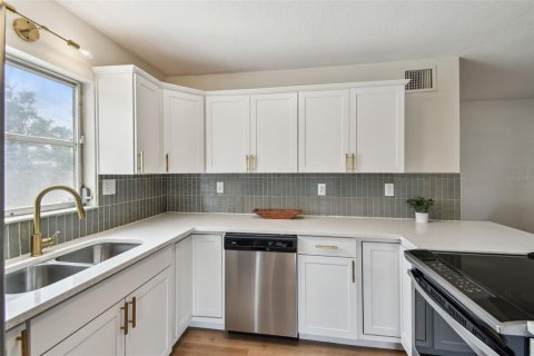 House in Saint Petersburg, Florida 3 bedrooms, 97.64 sq.m. № 1679715 - photo 8