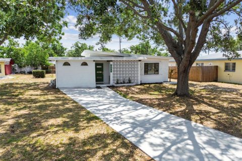 House in Saint Petersburg, Florida 3 bedrooms, 97.64 sq.m. № 1679715 - photo 2