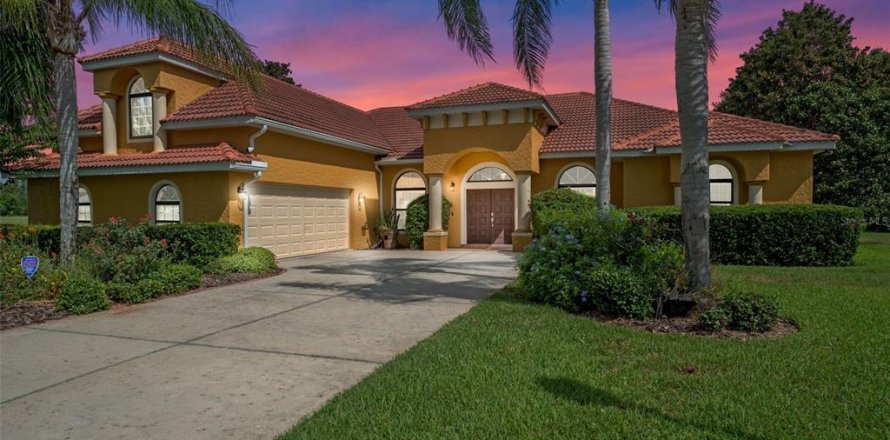 House in Clermont, Florida 5 bedrooms, 320.61 sq.m. № 1869746