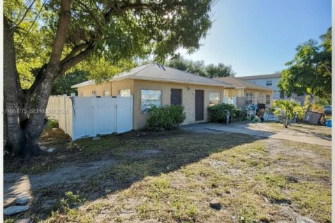 Commercial property in Deerfield Beach, Florida 93.37 sq.m. № 2079464 - photo 2