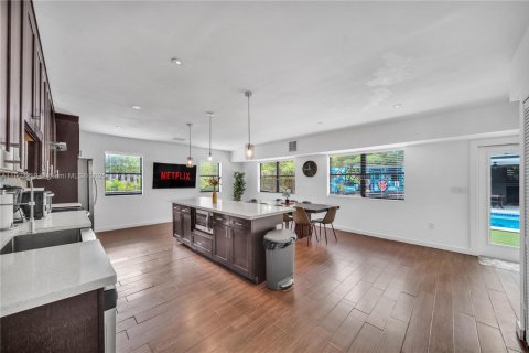 House in North Miami, Florida 4 bedrooms, 229.47 sq.m. № 1953625 - photo 5