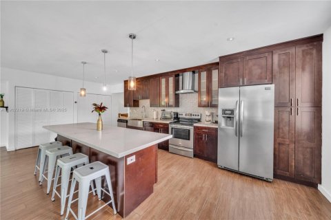 House in North Miami, Florida 4 bedrooms, 229.47 sq.m. № 1953625 - photo 7