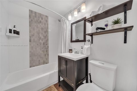 House in North Miami, Florida 4 bedrooms, 229.47 sq.m. № 1953625 - photo 24